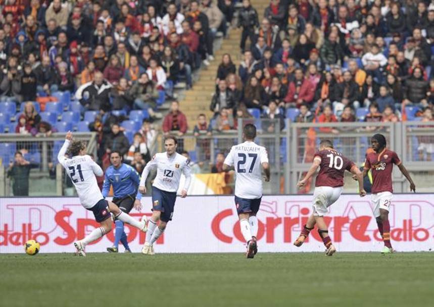 Il tiro di Totti per il 2-0. Ansa